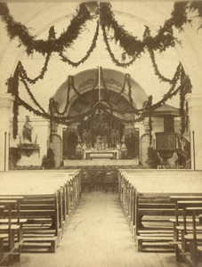 601177 Interieur van de oude Rooms-katholieke St-Bavokerk (Dorpsstraat achter 70) te Harmelen: de versierde kerkzaal ...